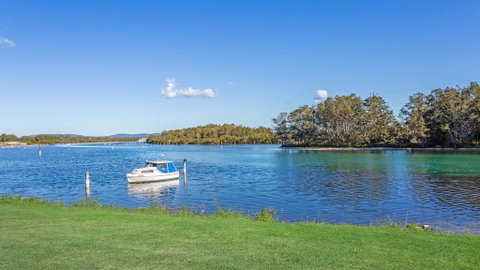 Braemar 5 - On The Lake! - Accommodation Newcastle 3