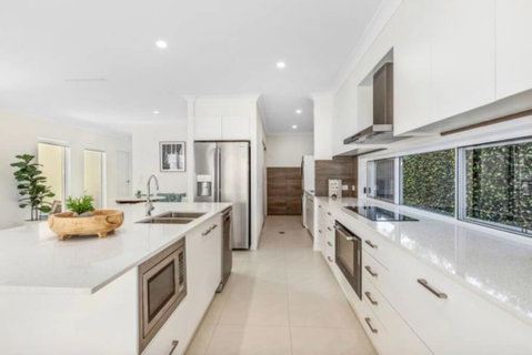 Brand New PRIZE HOME 50m Path To Beach - Accommodation Newcastle 1