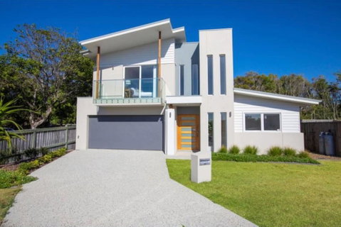 Brand New PRIZE HOME 50m Path To Beach - Accommodation Newcastle 3
