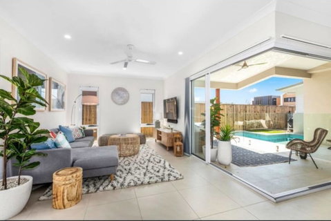 Brand New PRIZE HOME 50m Path To Beach - Accommodation Newcastle 0
