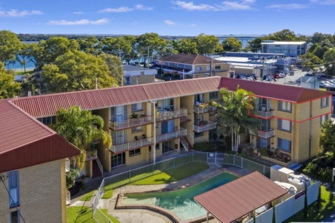 Bribie Beach King Bed Unit Overlooking Pool - Accommodation Newcastle 1