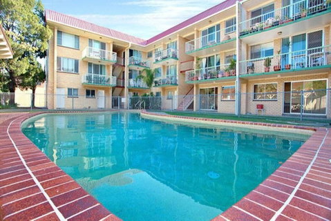 Bribie Beach King Bed Unit Overlooking Pool - Accommodation Newcastle 0