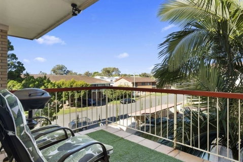 Bribie Beach King Bed Unit Overlooking Pool - Accommodation Newcastle 2