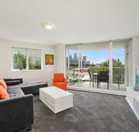 Bridge and Sails - Views of the Bridge and Opera House from this Executive 2BR Apartment in Darlinghurst - Accommodation Newcastle