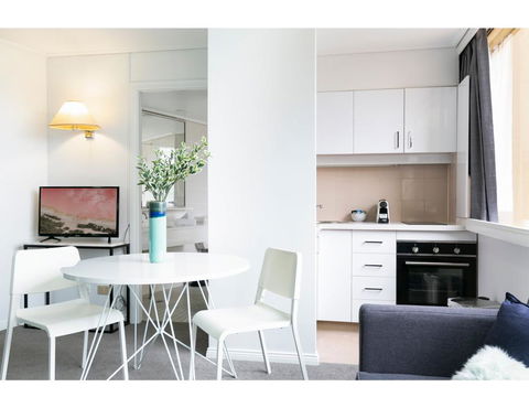 Bright, Modern Studio Steps From The Action - Accommodation Newcastle 0