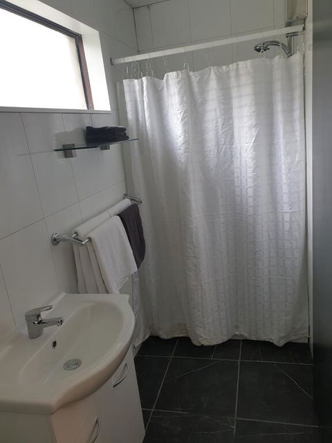 Budget On The Lake - Accommodation Newcastle 3