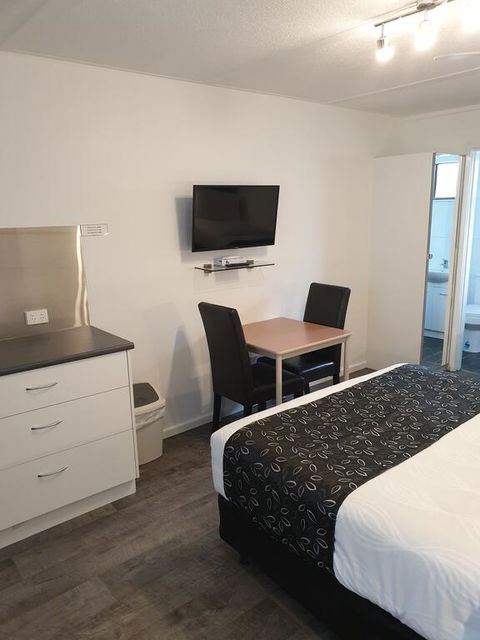 Budget On The Lake - Accommodation Newcastle 0