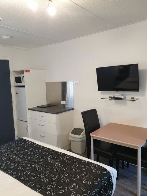 Budget On The Lake - Accommodation Newcastle 2