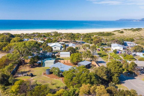 BUNGALOW BEAUTY - Hosted By: L'Abode Accommodation - Accommodation Newcastle 2
