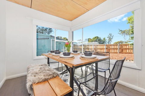 BUNGALOW BEAUTY - Hosted By: L'Abode Accommodation - Accommodation Newcastle 1