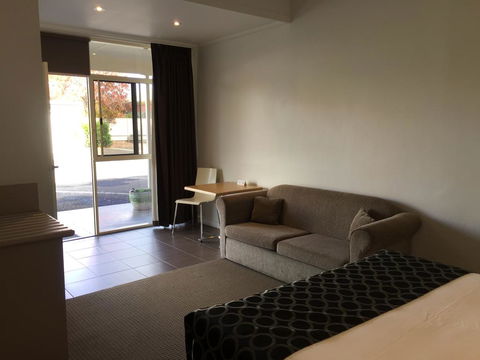 Burkes Hotel Motel - Accommodation Newcastle 2