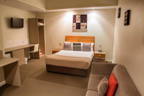 Burkes Hotel Motel - Accommodation Newcastle 0