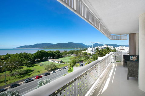 Cairns Luxury Seafront Apartment - Accommodation Newcastle 2