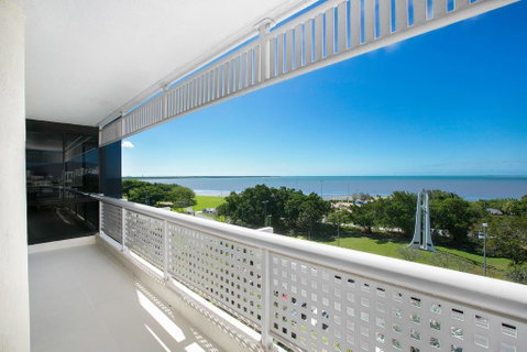 Cairns Luxury Waterfront Apartment - Accommodation Newcastle 2