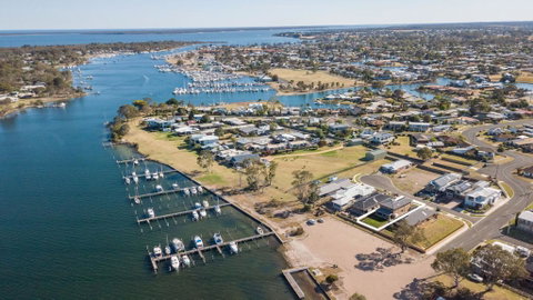 Captains Hideaway - Jetty Berth And Pet Friendly - Accommodation Newcastle 0