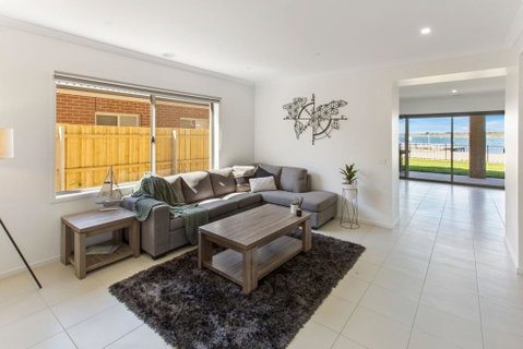 Captains Hideaway - Jetty Berth And Pet Friendly - Accommodation Newcastle 3