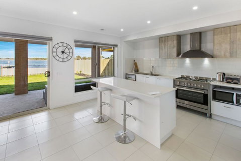 Captains Hideaway - Jetty Berth And Pet Friendly - Accommodation Newcastle 1