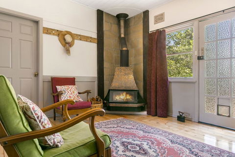 Carinya Cottage - Accommodation Newcastle 0