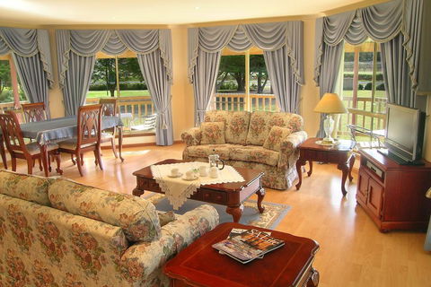 Carolynnes Cottages - Accommodation Newcastle 2