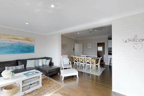 Casa Sorella - Beachfront Family Home - Accommodation Newcastle 0