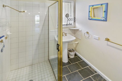 Cedar Cottage - Close To Water And Pet Friendly - Accommodation Newcastle 1