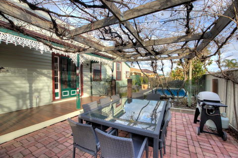 Central Charm - Accommodation Newcastle 0