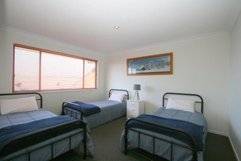 Chalet De Neige - Accommodation Newcastle 2