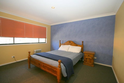 Chalet De Neige - Accommodation Newcastle 3