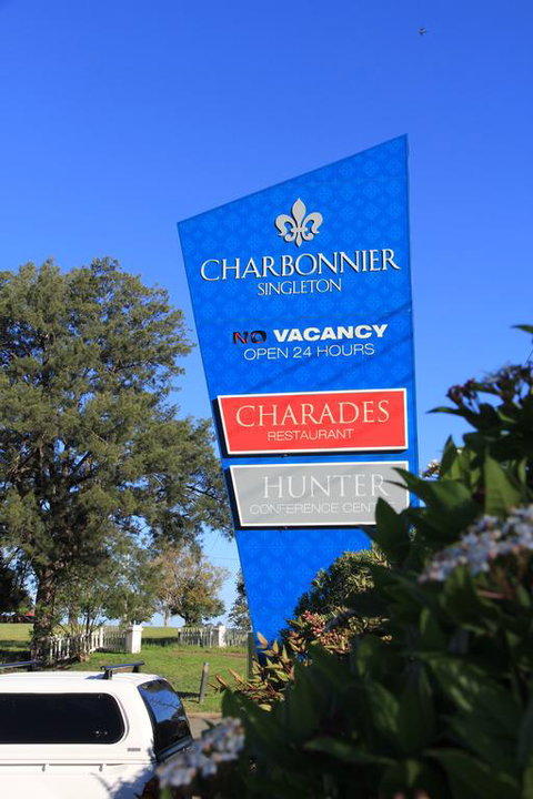 Charbonnier Motor Inn - Accommodation Newcastle 3