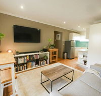 Chic Pet Friendly  500m to the Beach w/ parking - Accommodation Newcastle