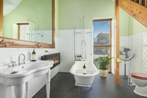 Claremont House - Accommodation Newcastle 3