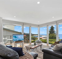 COASTAL HAVEN - panoramic ocean views - Accommodation Newcastle