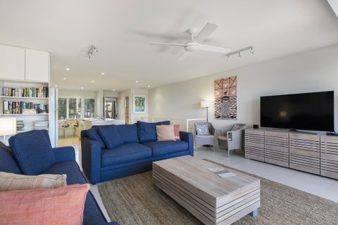 Comfortable & Stylish With Rooftop Spa - Accommodation Newcastle 1