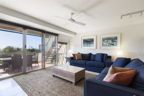 Comfortable & Stylish With Rooftop Spa - Accommodation Newcastle 3