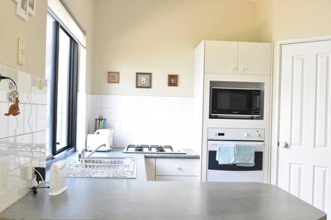 Comfortable 2 Bedroom Unit With Garden - Accommodation Newcastle 1