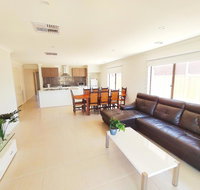 Comfortable 5BR House 6mins to Werribee Station.Great Ocean Road tourist stopover - Accommodation Newcastle
