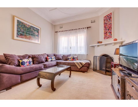 Comfy Family Home In Chill Beachside Neighbourhood - Accommodation Newcastle 0