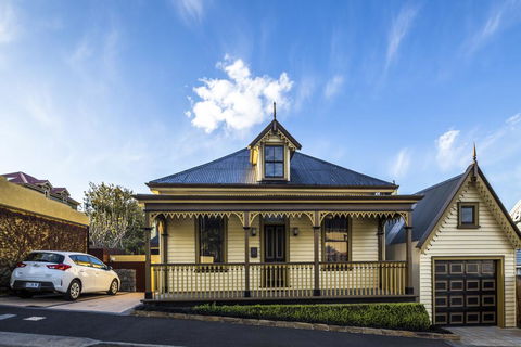 Corinda Contemporary - Accommodation Newcastle 0