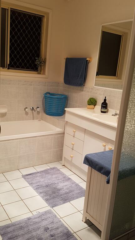 Cosy Quiet Bedroom Ferny Grove - Accommodation Newcastle 3