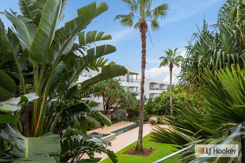 COTTON BEACH 85 - PRIVATE Mid Floor APARTMENT - Accommodation Newcastle 3