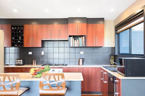Cove View Retreat - Accommodation Newcastle 3