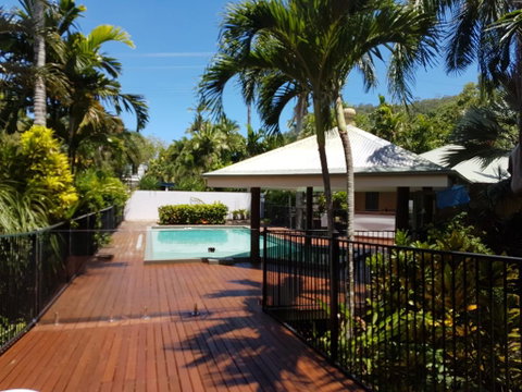 Crazy About Cairns Resort Living - 6 Bedrooms - Accommodation Newcastle 1