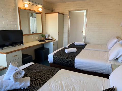 Crest Motor Inn - Accommodation Newcastle 3