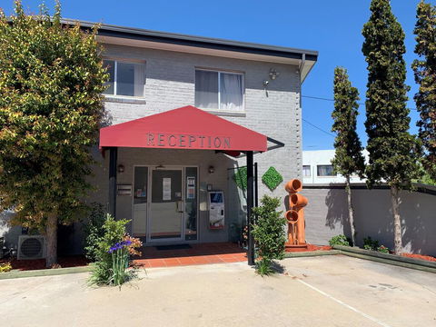 Crest Motor Inn - Accommodation Newcastle 0
