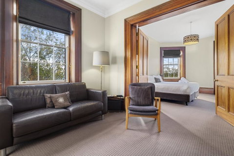 Cromwell Apartment - 3 Red Doors Battery Point - Accommodation Newcastle 1