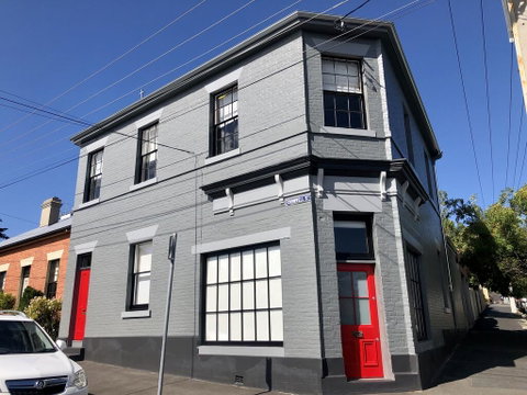 Cromwell Apartment - 3 Red Doors Battery Point - Accommodation Newcastle 0