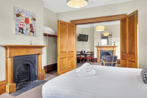 Cromwell Apartment - 3 Red Doors Battery Point - Accommodation Newcastle 3