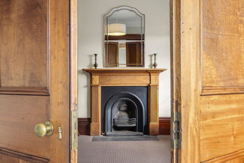 Cromwell Apartment - 3 Red Doors Battery Point - Accommodation Newcastle 2