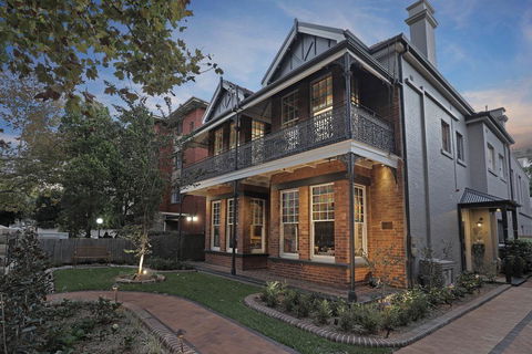 Dalziel Lodge - Accommodation Newcastle 0