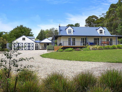 Duncraig House - Open Fireplace, Spa, Pet Friendly - Accommodation Newcastle 0